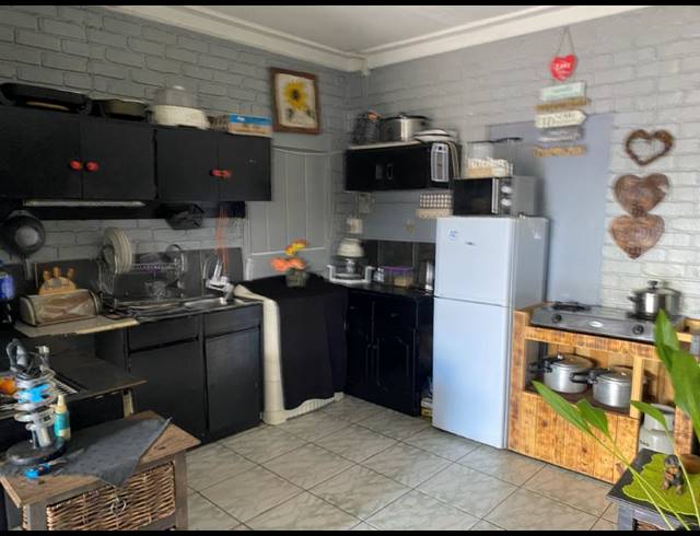 6 BEDROOM HOUSE FOR SALE IN GROOTVALY
